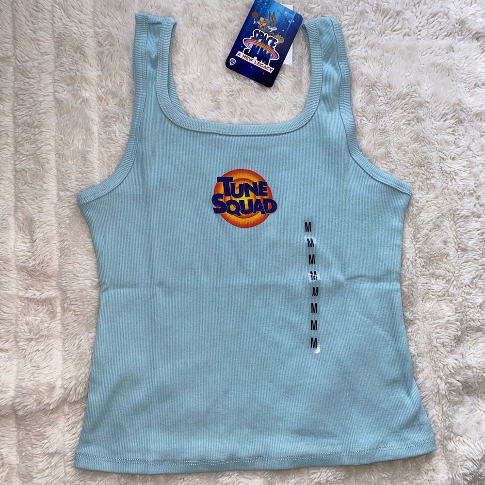 This Looney Tunes juniors' tank top is a slam dunk. NWT